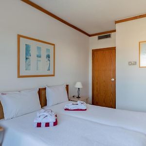 Deluxe One-Bedroom Apartment